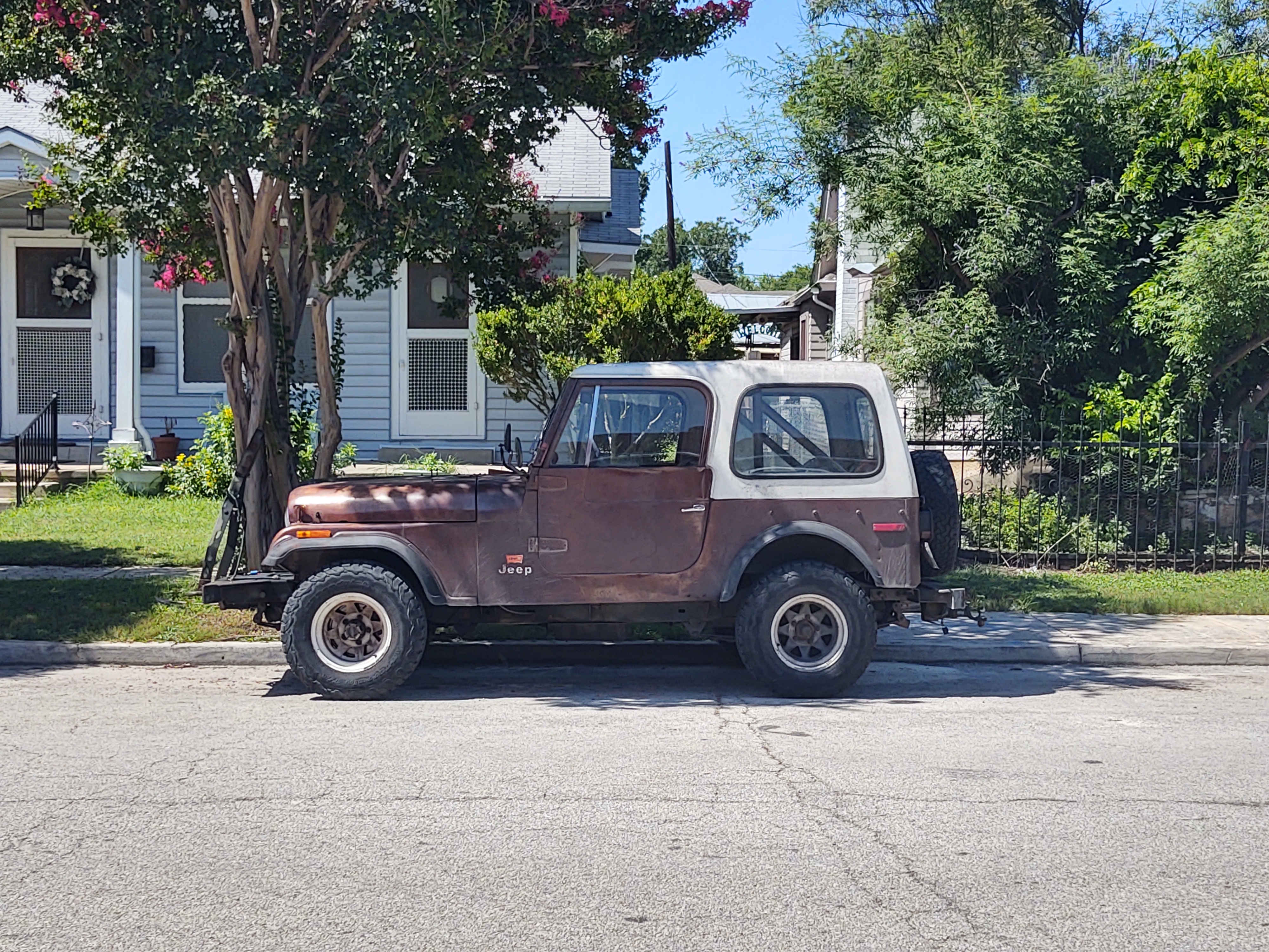Vintage Jeep found in the neighborhood